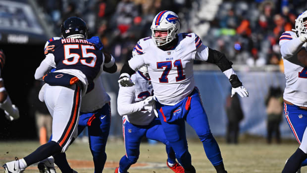 New Bears guard/center Ryan Bates blocks former Bears edge rusher Al-Quadin Muhammad in 2022.